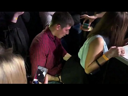 ❤️ ロシアのナイトクラブでリアルセックス。18歳のロシア人少女がナイトクラブで肛門と膣を犯される ポルノビデオ ❌️❤