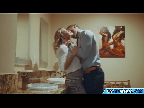 ❤️ 公衆トイレで巨乳金髪美女に誘惑されたら ポルノビデオ ❌️❤